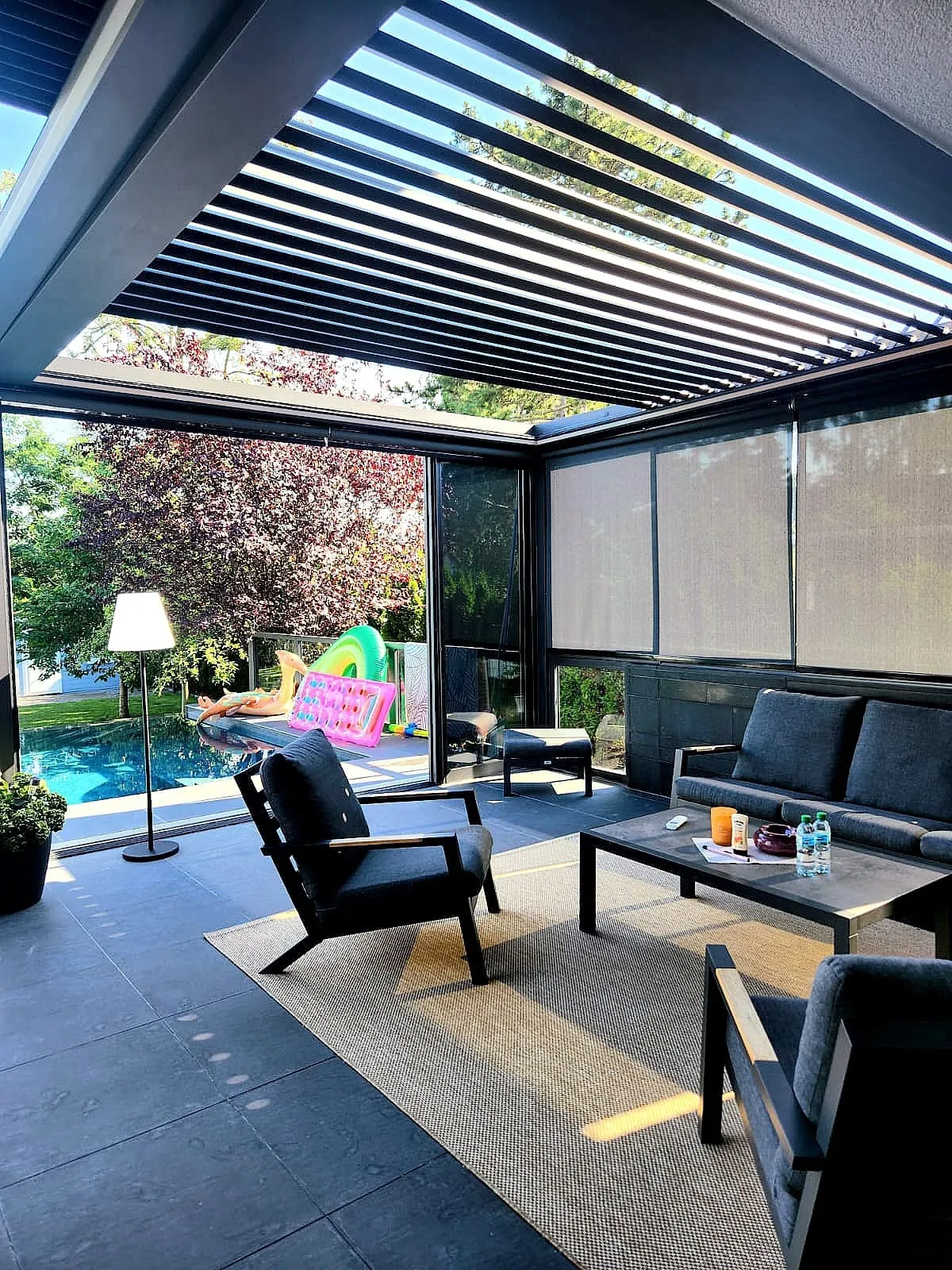 Bioklimatik pergola + Giyotin cam + Zip perde — Berlin, Almanya