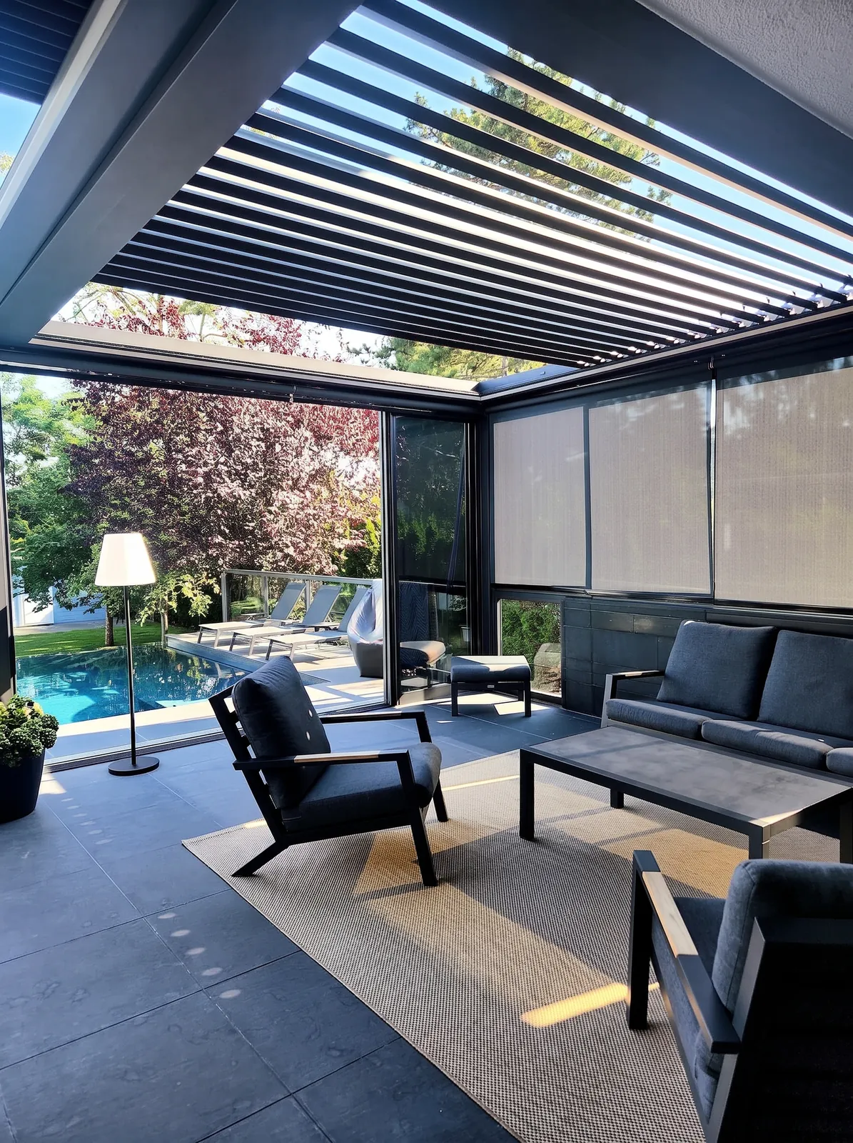 Bioklimatische Pergola + Guillotine-Verglasung + ZIP-Screen — Berlin, Deutschland