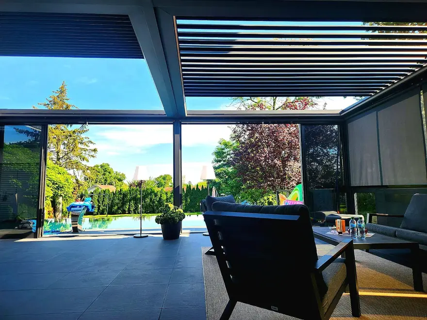 Bioklimatik pergola + Giyotin cam + Zip perde — Berlin, Almanya