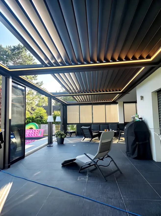 Bioklimatik pergola + Giyotin cam + Zip perde — Berlin, Almanya