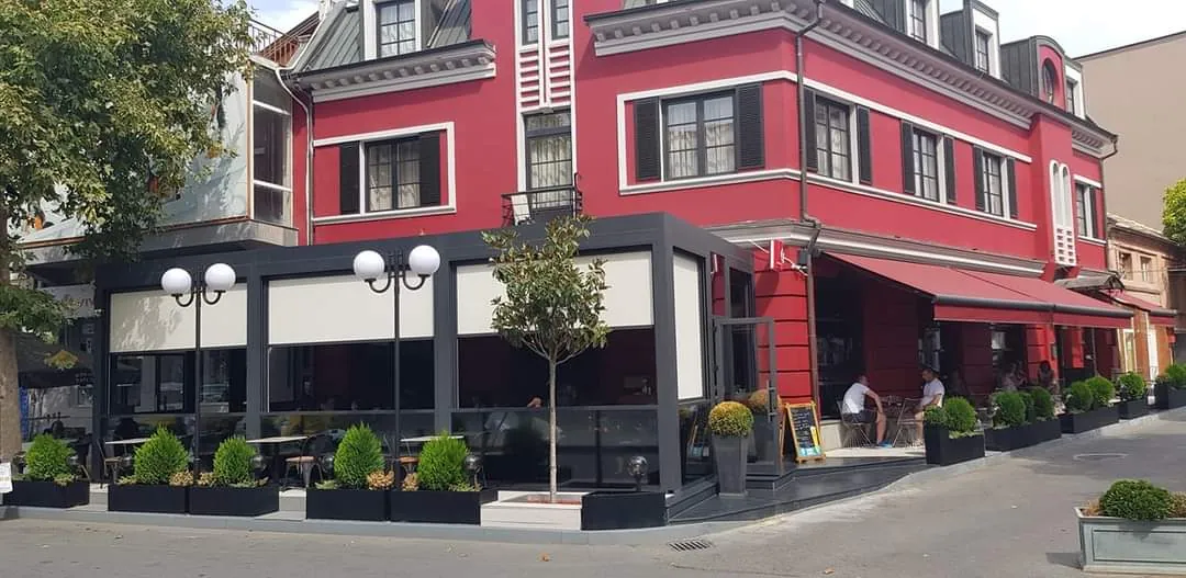Bioklimatik pergola + Giyotin cam + Otomatik kapı — Bulgaristan