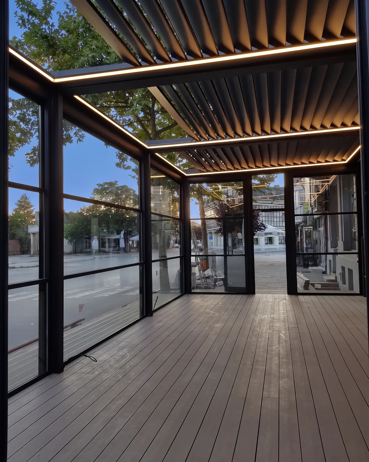 Bioklimatische Pergola + Guillotine-Verglasung — Italien